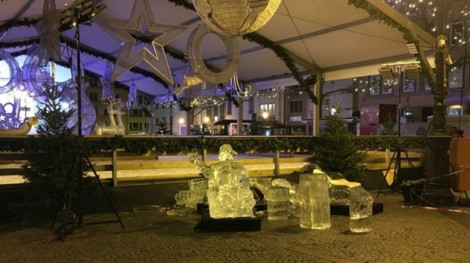 Một đứa trẻ thiệt mạng ngay tại Quảng trường Giáng sinh Luxembourg vì tượng băng gãy đổ