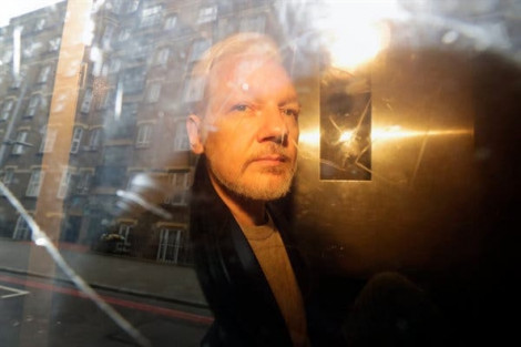 Các bác sĩ lo ngại sức khỏe của ông chủ WikiLeaks trong nhà tù tại Anh