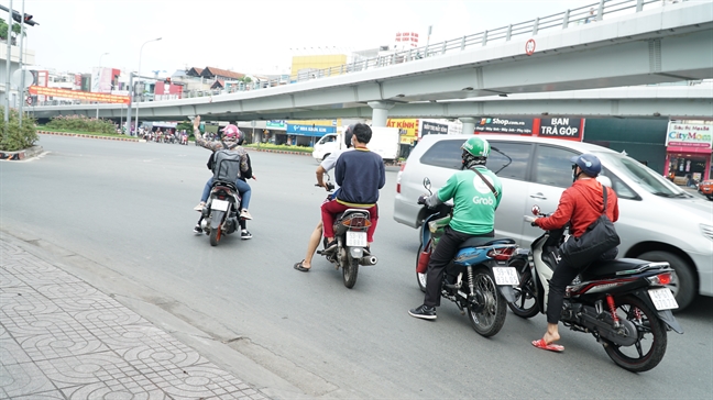 Nhieu tai xe xe om cong nghe 'vo tu' vi pham an toan giao thong trong thang tuan tra cao diem