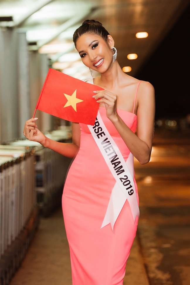 Thoi trang san bay sanh dieu cac dai dien tham du 'Miss Universe 2019'
