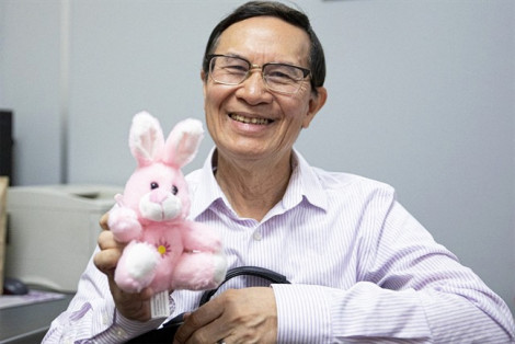 Giáo sư gốc Việt gây sốt mạng với món quà thú nhồi bông