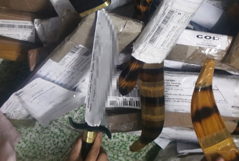 Phát hiện hơn 1.000 cây dao, kiếm tự chế được chuyển bằng đường bưu điện