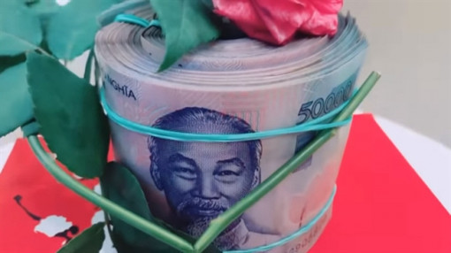 Vì sao chị em bàn tán cách tặng cục tiền cho vợ của Công Vinh?