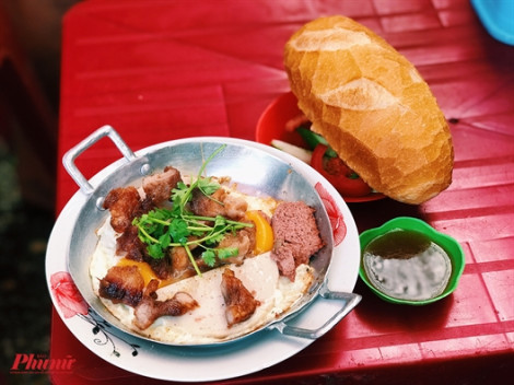 Thử một lần 'phát nghiện' với bánh mì chảo độc nhất Sài Gòn ăn cùng sườn ram