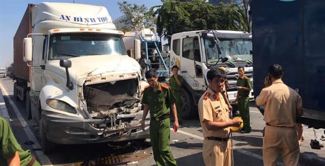 TP.HCM: 5 xe tong nhau lien hoan tren Xa lo Ha Noi