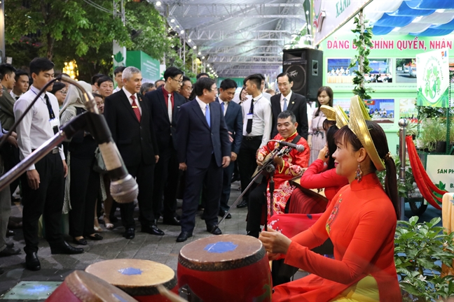 Don ca tai tu Nam bo hut khach tai duong di bo Nguyen Hue