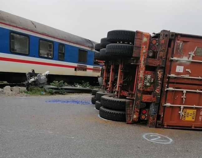 Co bang qua duong sat, container bi tau dam dut doi