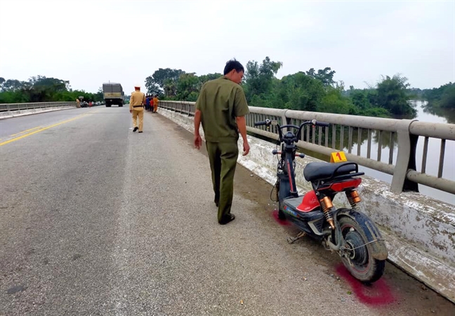 Nghi van nu sinh 16 tuoi de lai thu tuyet menh roi nhay cau tu tu