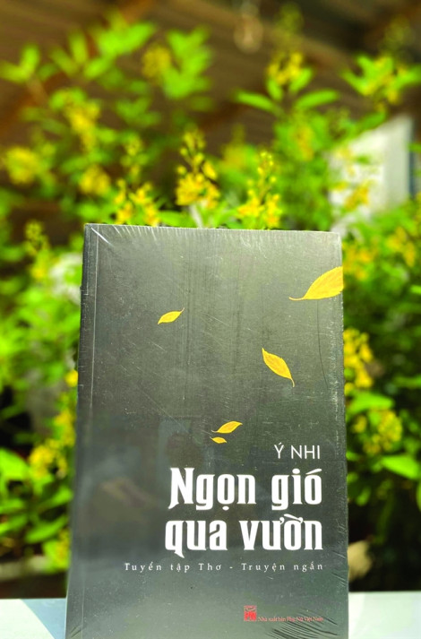 Còn thương ngọn gió qua vườn…