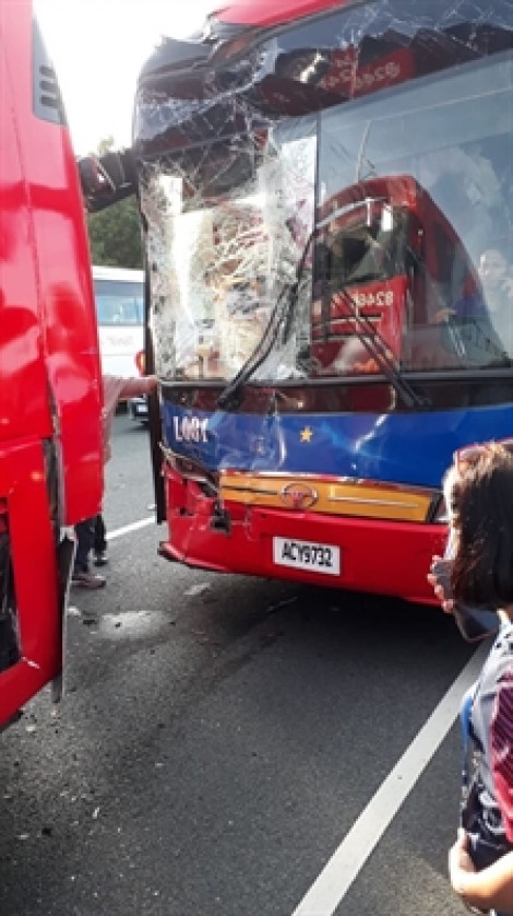 Xe buýt chở đoàn vận động viên Việt Nam và Lào đâm vào nhau trên đường đến lễ khai mạc SEA Games 30