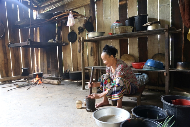 Canh hoang tan o ‘ngoi lang ma’ mien Tay xu Nghe