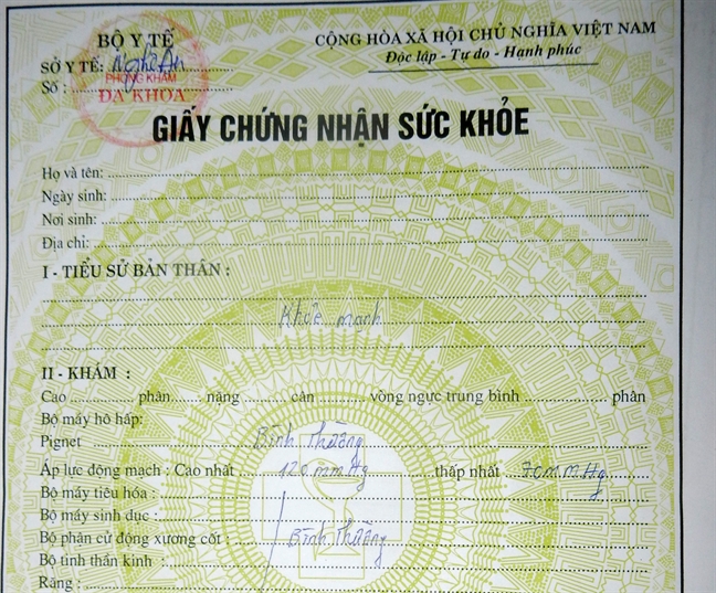 Pha duong day lam gia giay kham suc khoe ban ngoai cho, bat 3 nu nghi pham