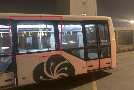 Xe hàng va xe buýt trong sân bay Tân Sơn Nhất, kính vỡ văng trúng khách