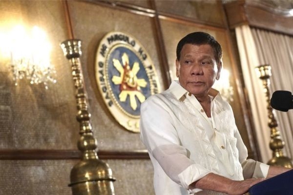 Tong thong Duterte ra lenh cho hai quan tieu diet cuop bien