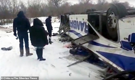 40 người thương vong khi chiếc xe buýt lao khỏi cầu, rơi xuống dòng sông đóng băng