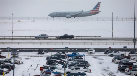 Bão mùa đông chặn đường về nhà của du khách 30 tiểu bang nước Mỹ