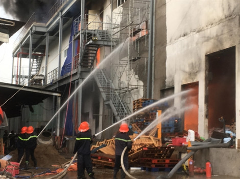Đang cháy lớn tại công ty sản xuất bánh kẹo trong khu công nghiệp Sóng Thần
