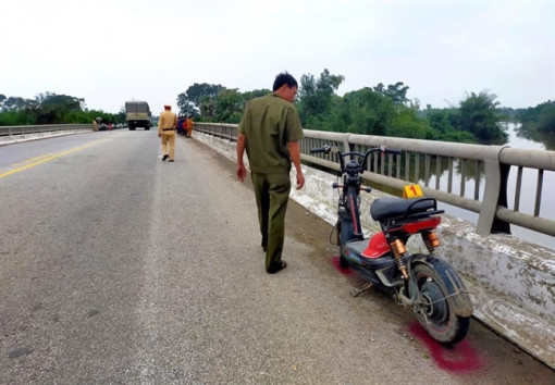 Tìm thấy thi thể nữ sinh 16 tuổi sau 3 ngày để lại thư tuyệt mệnh trên cầu