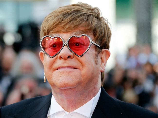 Elton John chui tuc ngay tren san khau