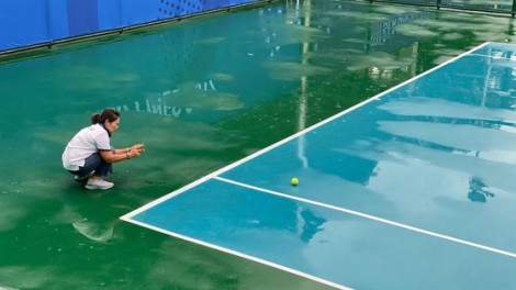 Lý Hoàng Nam và Daniel Cao Nguyễn chưa thể thi đấu tứ kết quần vợt SEA Games vì sân ướt