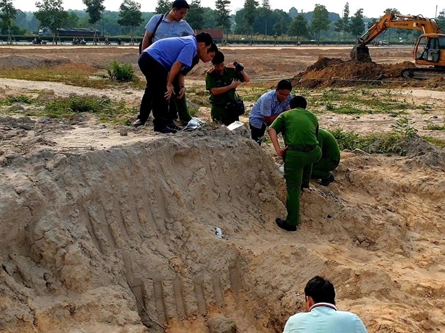 Thi the bi chay den duoi ho sau cong trinh, ben trong tui quan co 361 ngan dong