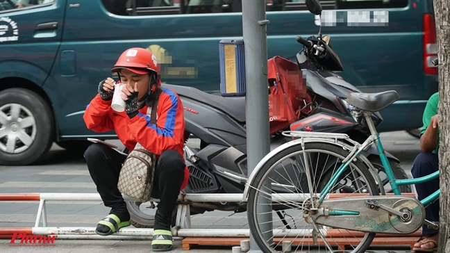 'Tiep te' mi goi phuc vu co dong vien tran Viet Nam – Thai Lan tai duong di bo Nguyen Hue