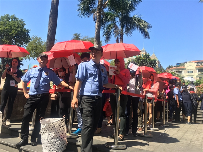 De ca ngan nguoi Sai Gon xep hang ngay khai truong, hang thoi trang Nhat lam dieu bat ngo