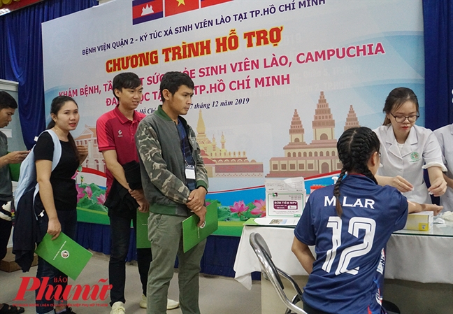 Sinh vien Lao, Campuchia vui mung khi duoc kham chua benh mien phi tai Viet Nam