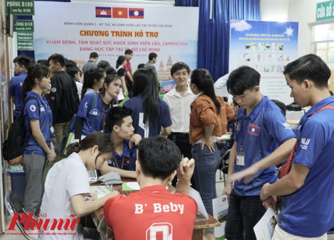 Sinh viên Lào, Campuchia vui mừng khi được khám chữa bệnh miễn phí tại Việt Nam