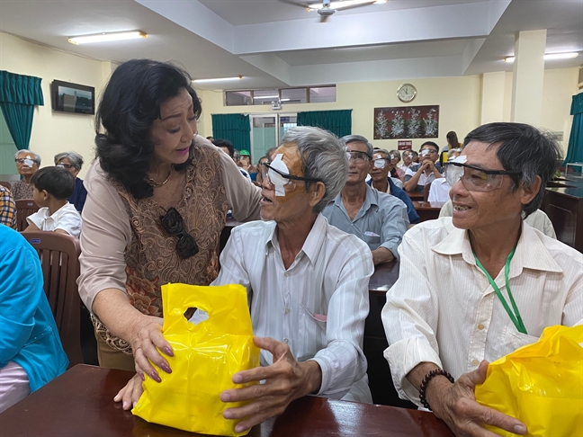 Vua khoi benh, NSND Kim Cuong da giup nguoi ngheo mo mat