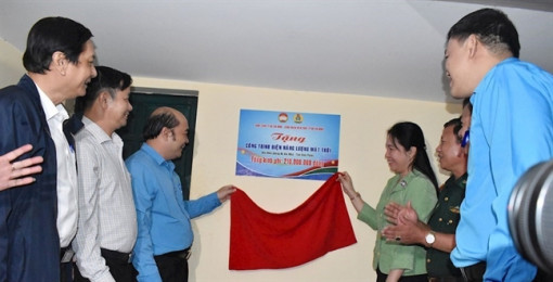 Công đoàn Viên chức TP.HCM trao tặng hệ thống điện mặt trời cho Đồn Biên phòng Bù Gia Mập