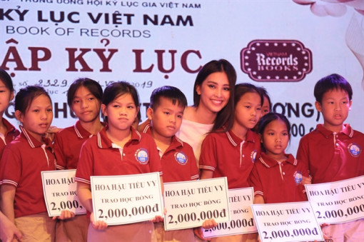 Hoa hậu Việt Nam Trần Tiểu Vy truyền cảm hứng sống cho hàng trăm trẻ em khuyết tật