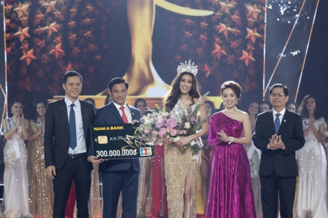 Nam A Bank trao thẻ JCB cho tân Hoa hậu Hoàn vũ Việt Nam 2019