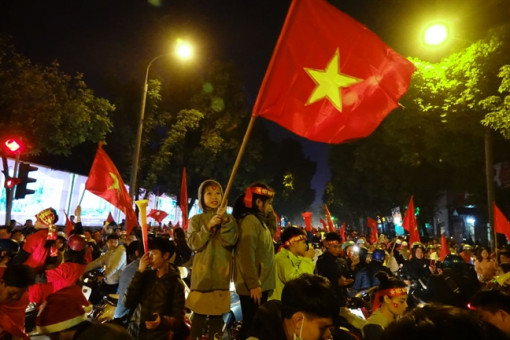Bất chấp trời lạnh, nhiều người 'đi bão' sau khi Việt Nam vô địch SEA Games