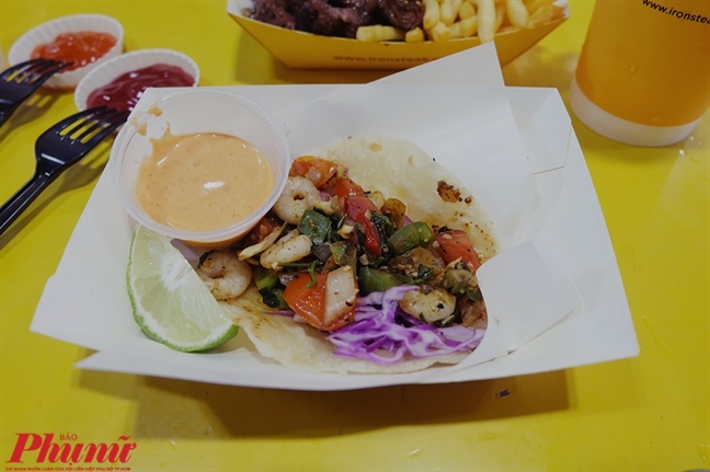 An 'ngap nhan' chiec banh Tacos phong cach Mexico