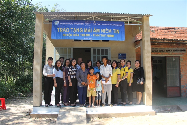 Trao mai am niem tin cho phu nu ngheo Tay Ninh