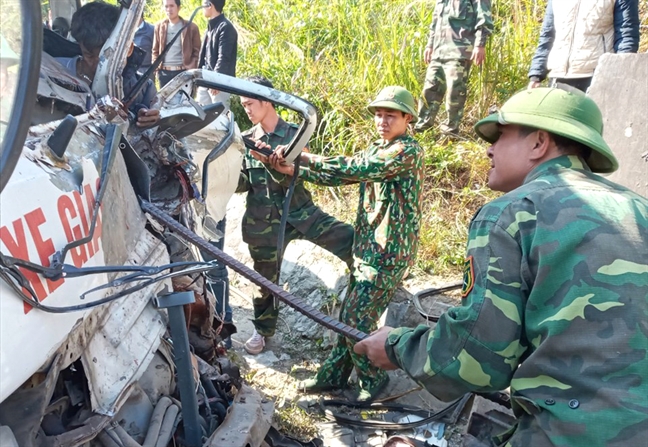 Xe cho doan bieu dien nghe thuat dam vao vach nui, 8 nguoi thuong vong