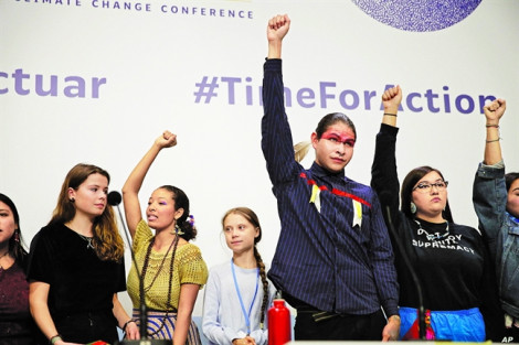 Nhà hoạt động vì khí hậu trẻ tuổi Greta Thunberg ủng hộ các cộng đồng bản địa đấu tranh