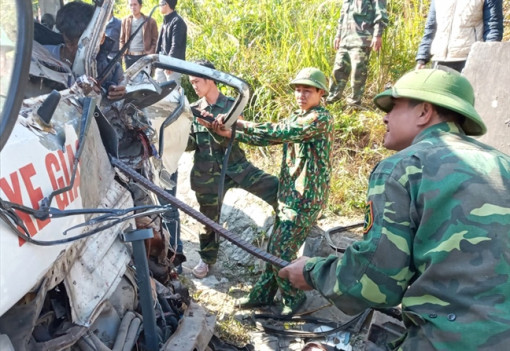 Xe chở đoàn biểu diễn nghệ thuật đâm vào vách núi, 8 người thương vong