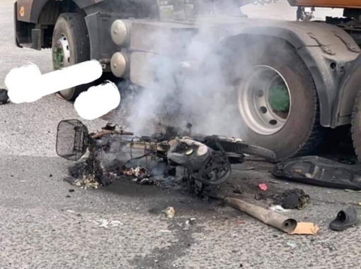 Xe máy cháy trơ khung sau tai nạn, người đàn ông bị xe container cán nát đùi