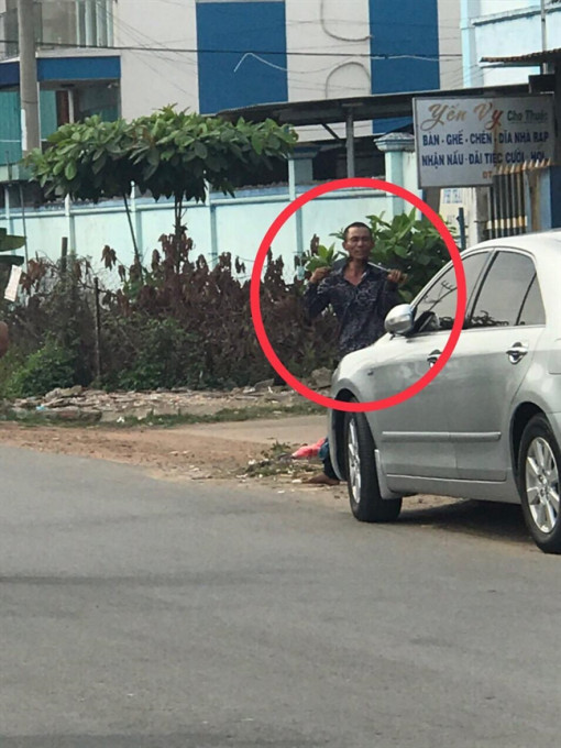 Bắt người đàn ông nghi ngáo đá cầm dao kề vào cổ, cố thủ trong phòng trọ và nhà dân nhiều giờ