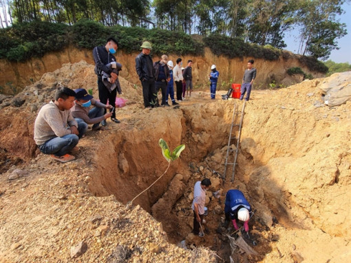 Công an vào cuộc vụ chôn trộm hóa chất độc hại ở Sóc Sơn