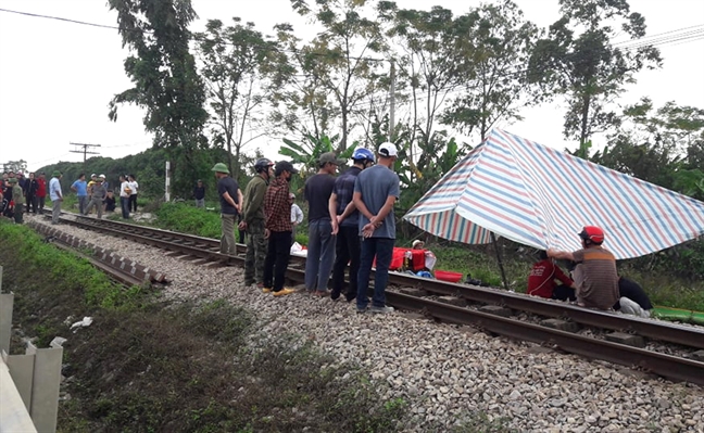 Ra duong tau di ve sinh luc cho kham benh, nguoi phu nu bi tau hoa tong tu vong