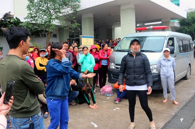 Chong di Han Quoc, vo bat ngo tu vong, ban be keo den benh vien doi lam ro