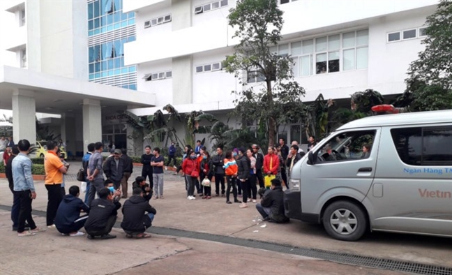 Chong di Han Quoc, vo bat ngo tu vong, ban be keo den benh vien doi lam ro