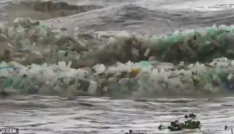 Sóng biển cuốn theo hàng nghìn chai nhựa: Lại một khoảnh khắc ám ảnh về ô nhiễm