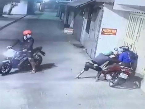 Hai đối tượng xịt hơi cay vào phụ nữ để cướp xe máy ở TP.HCM đã bị bắt