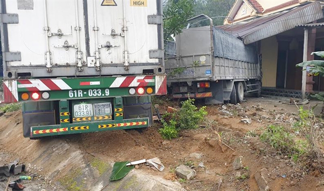 Xe container va xe tai lao vao nha dan, bon nguoi dang ngu thoat chet trong gang tac