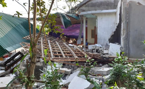 Vụ nổ làm sập nhà, 3 cha con thương vong: Dân làng hốt hoảng chạy ra đường vì ngỡ động đất