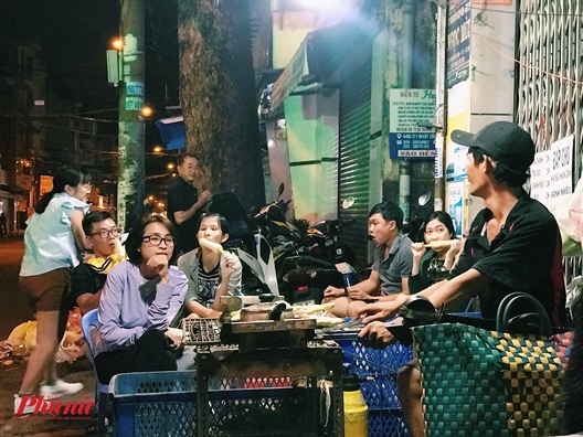 An bap nuong cung phai 'boc so' ngoi cho, chang ai kien nhan bang nguoi Sai Gon